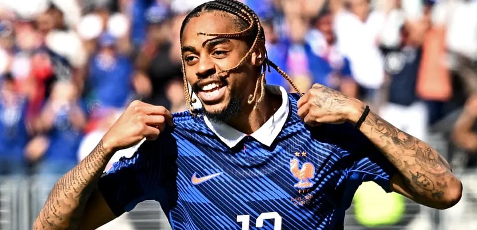 Jugador de Francia celebrando con la camiseta del equipo