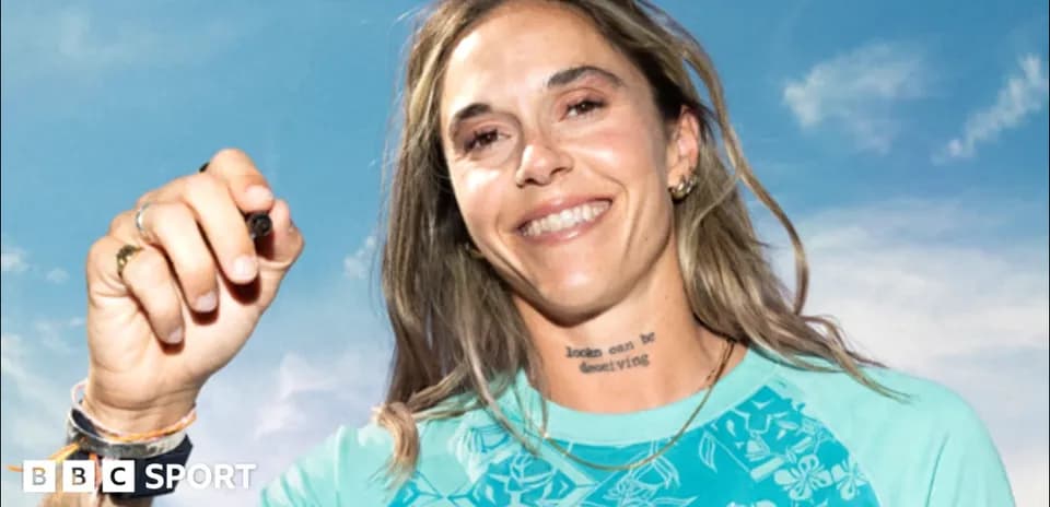 Atleta sonriente sosteniendo un objeto en la mano