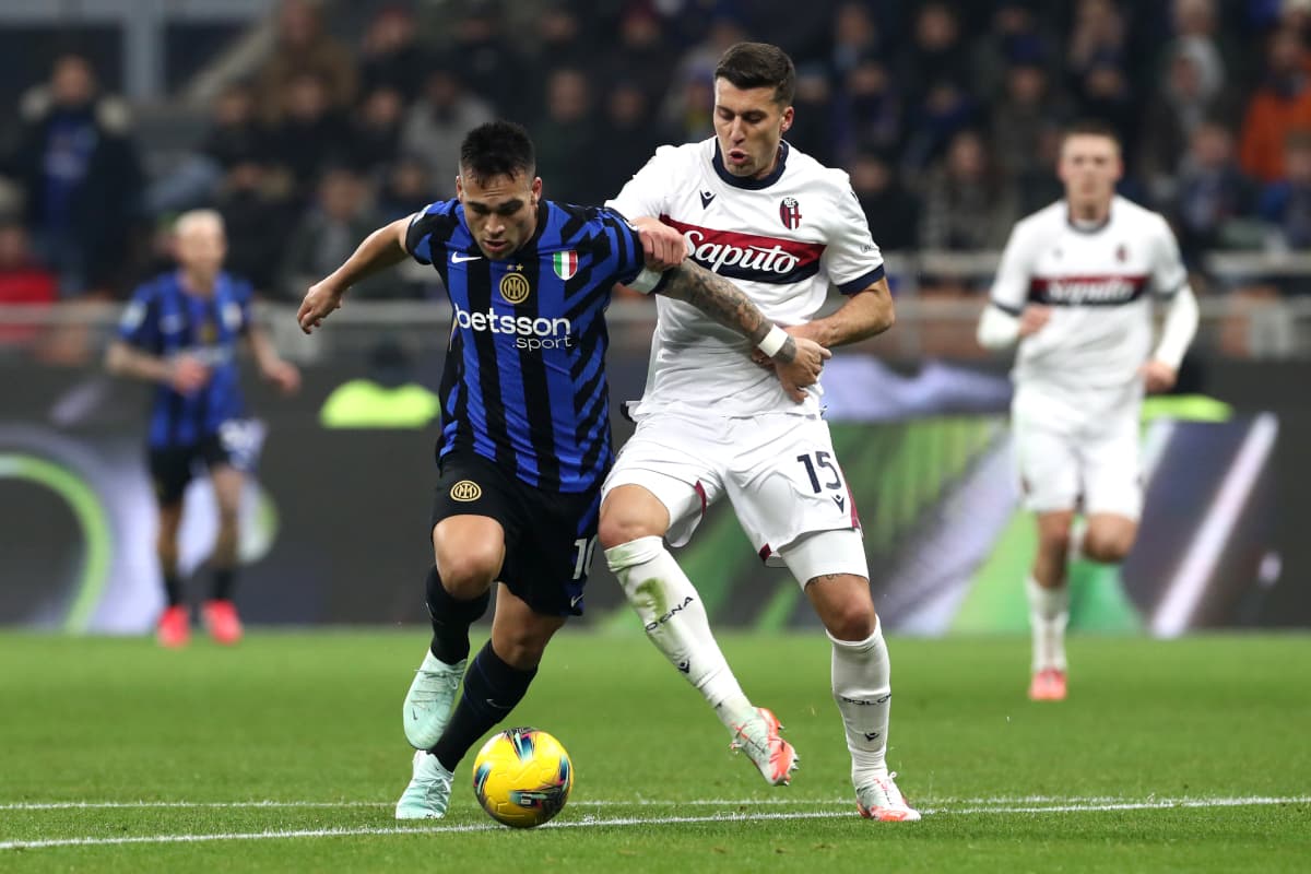 Luchando por el balón en el partido Bologna vs Inter