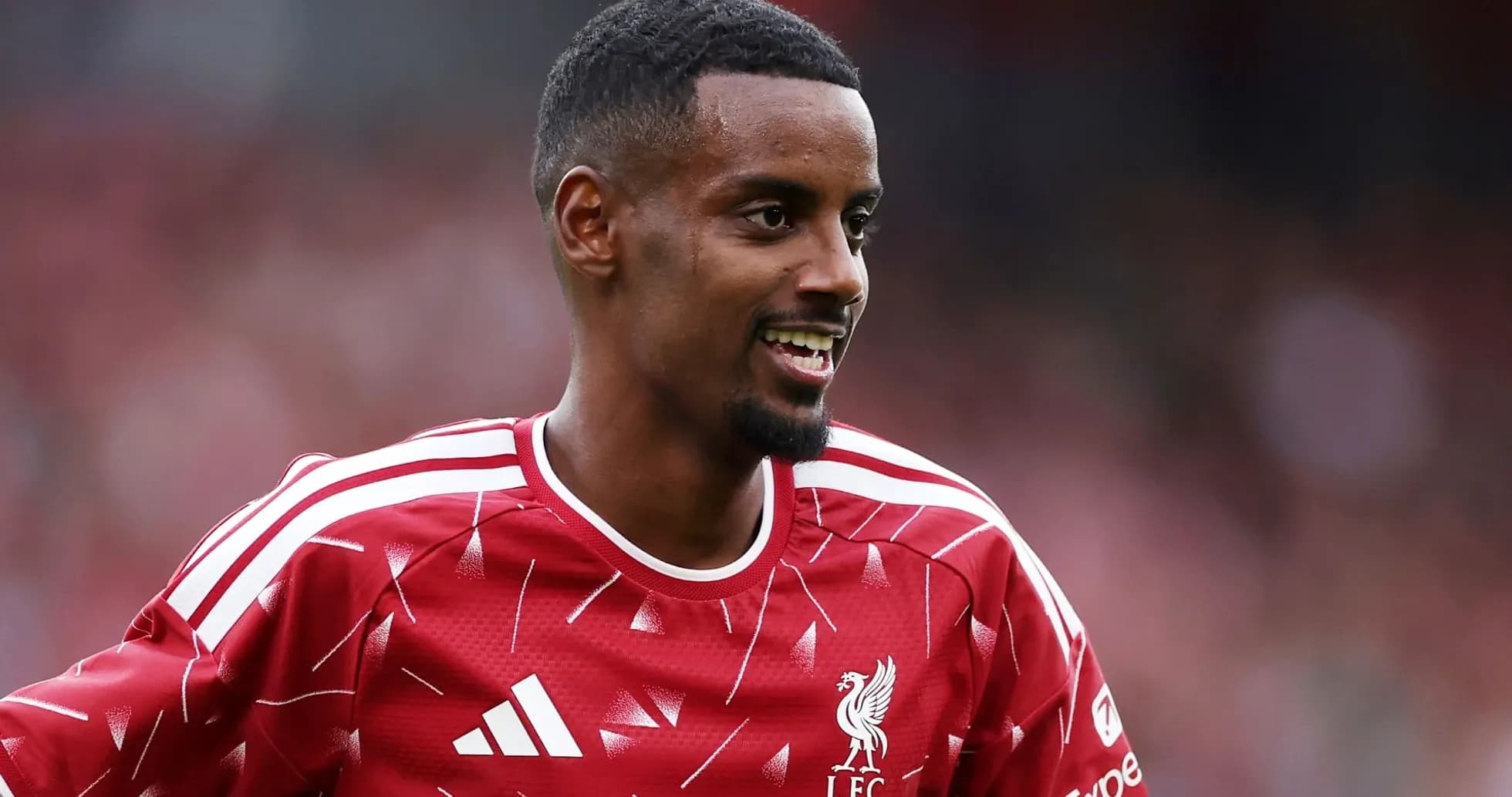 Jugador de Liverpool sonriendo en el campo