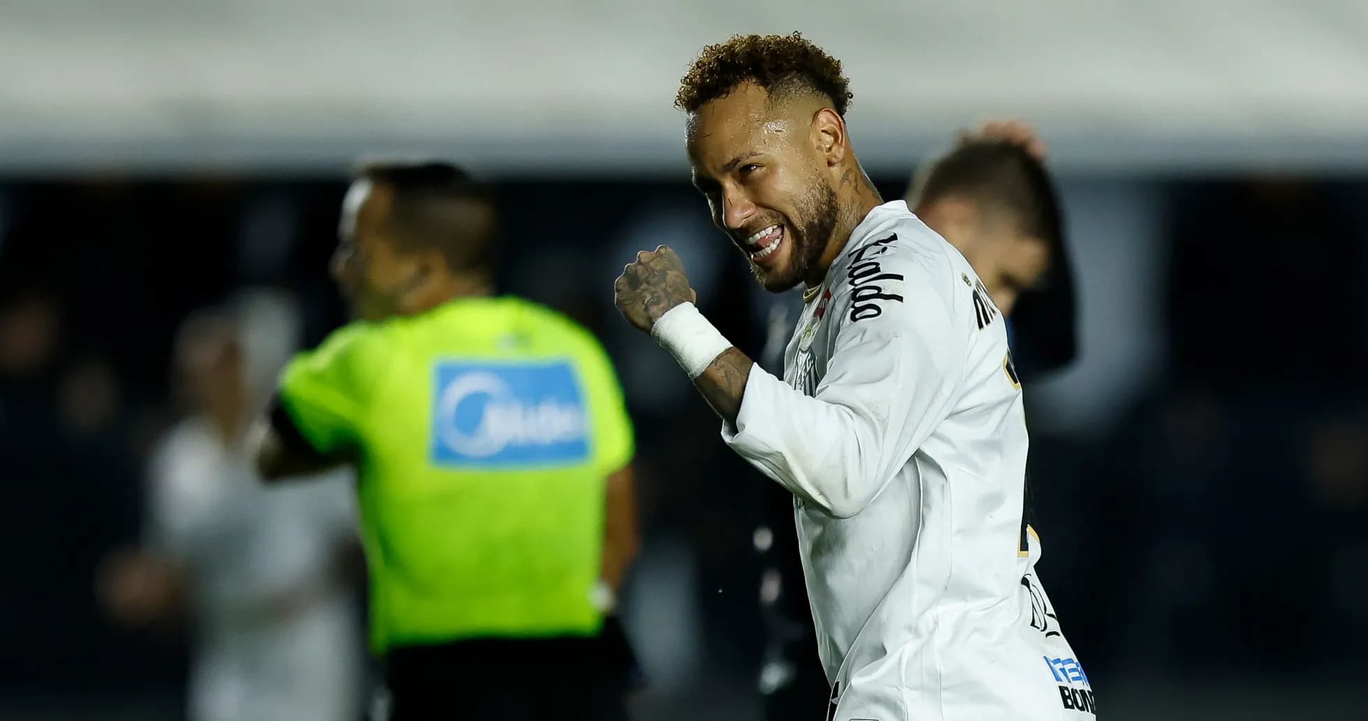 Neymar celebrando tras un gol en el partido