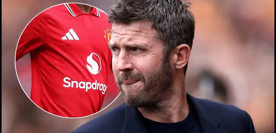 Entrenador observando partido con camiseta de Manchester United