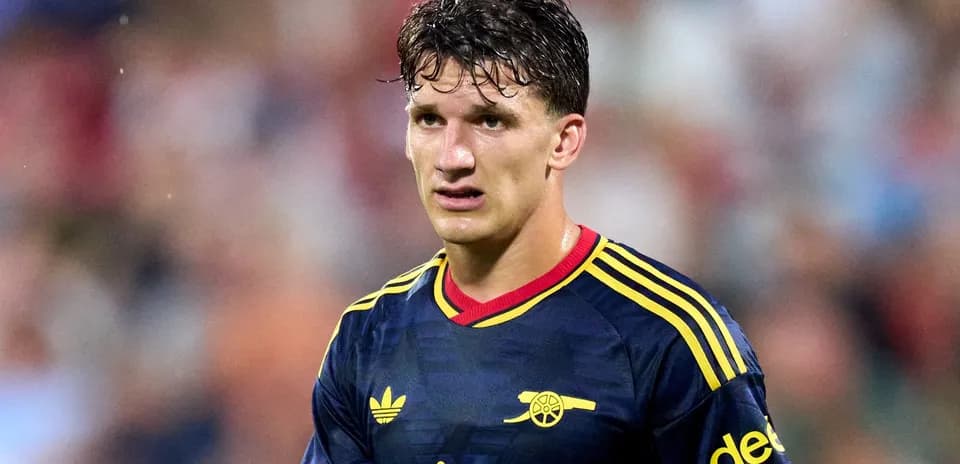 Jugador de Arsenal en partido, camiseta oscura