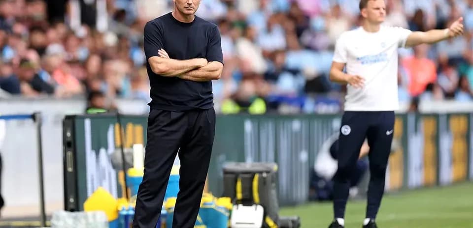 Entrenador observando el partido desde la línea de banda