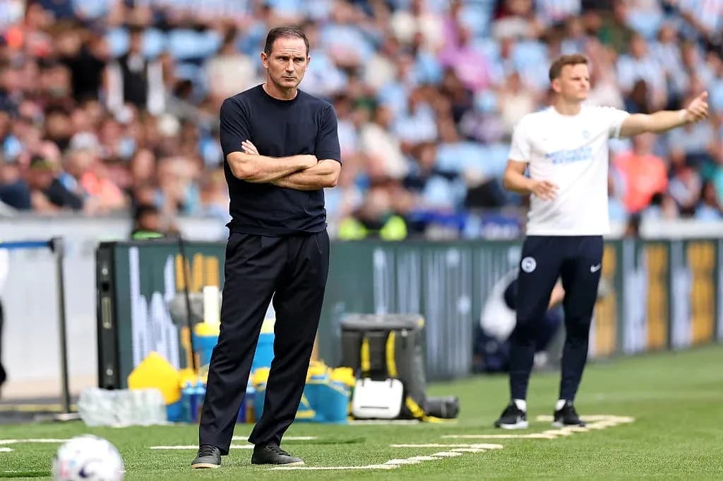 Entrenador observando el partido desde la línea de banda