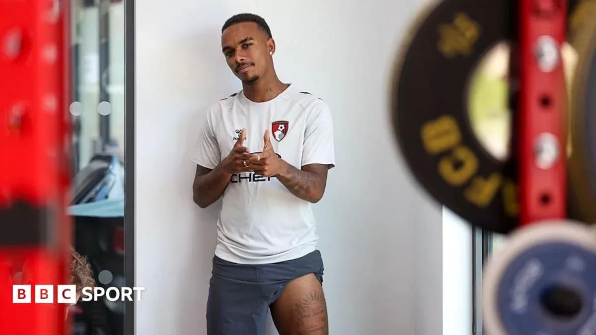 Jugador de Bournemouth posando en el gimnasio