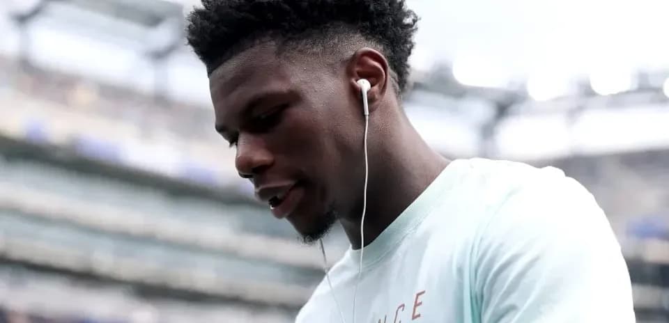 Jugador con auriculares antes del partido