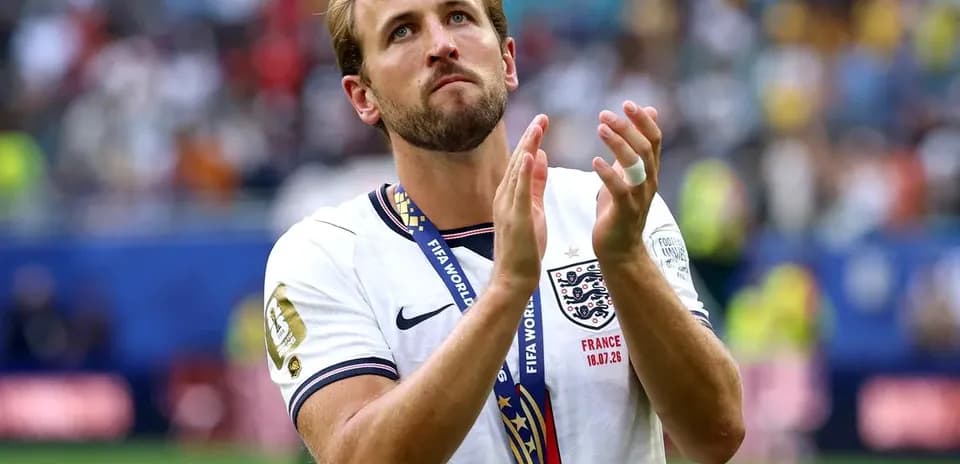 Jugador aplaudiendo con medalla tras el partido