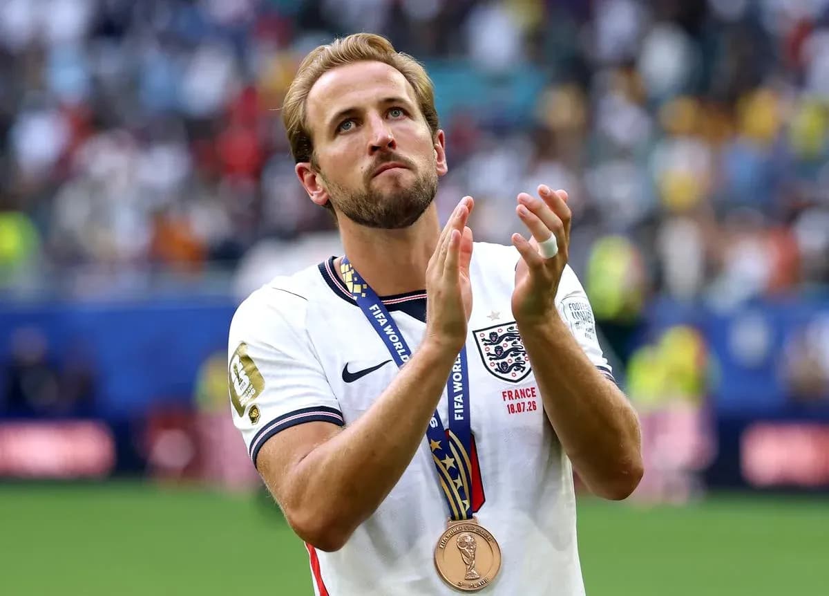 Jugador aplaudiendo con medalla tras el partido
