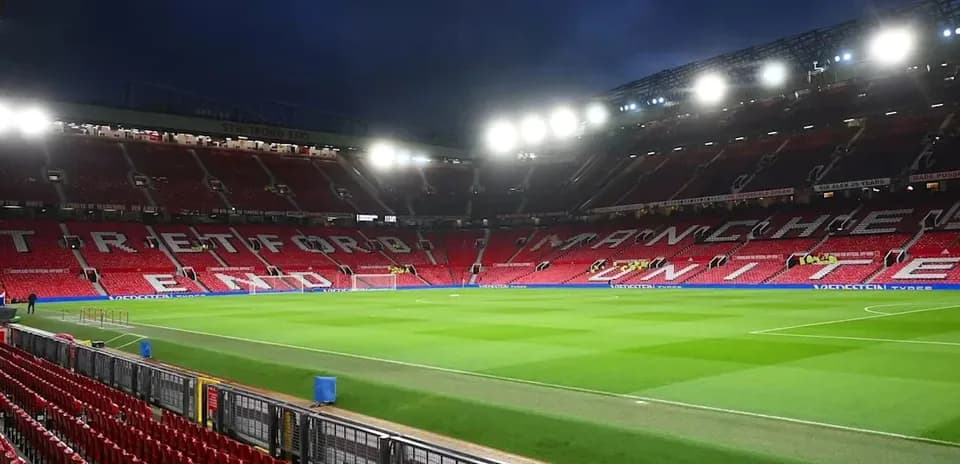Vista del estadio Old Trafford vacío con iluminación