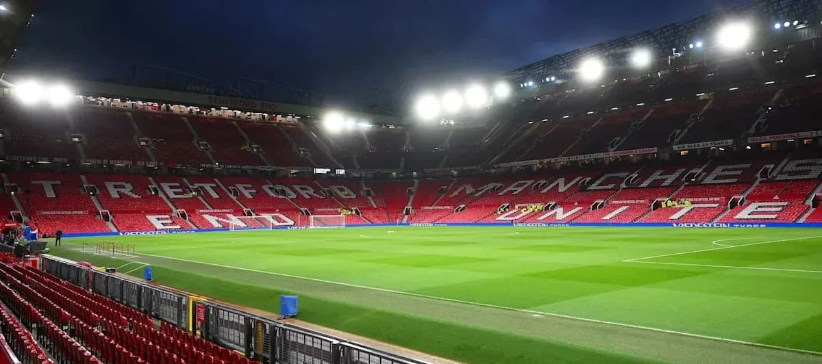 Vista del estadio Old Trafford vacío con iluminación