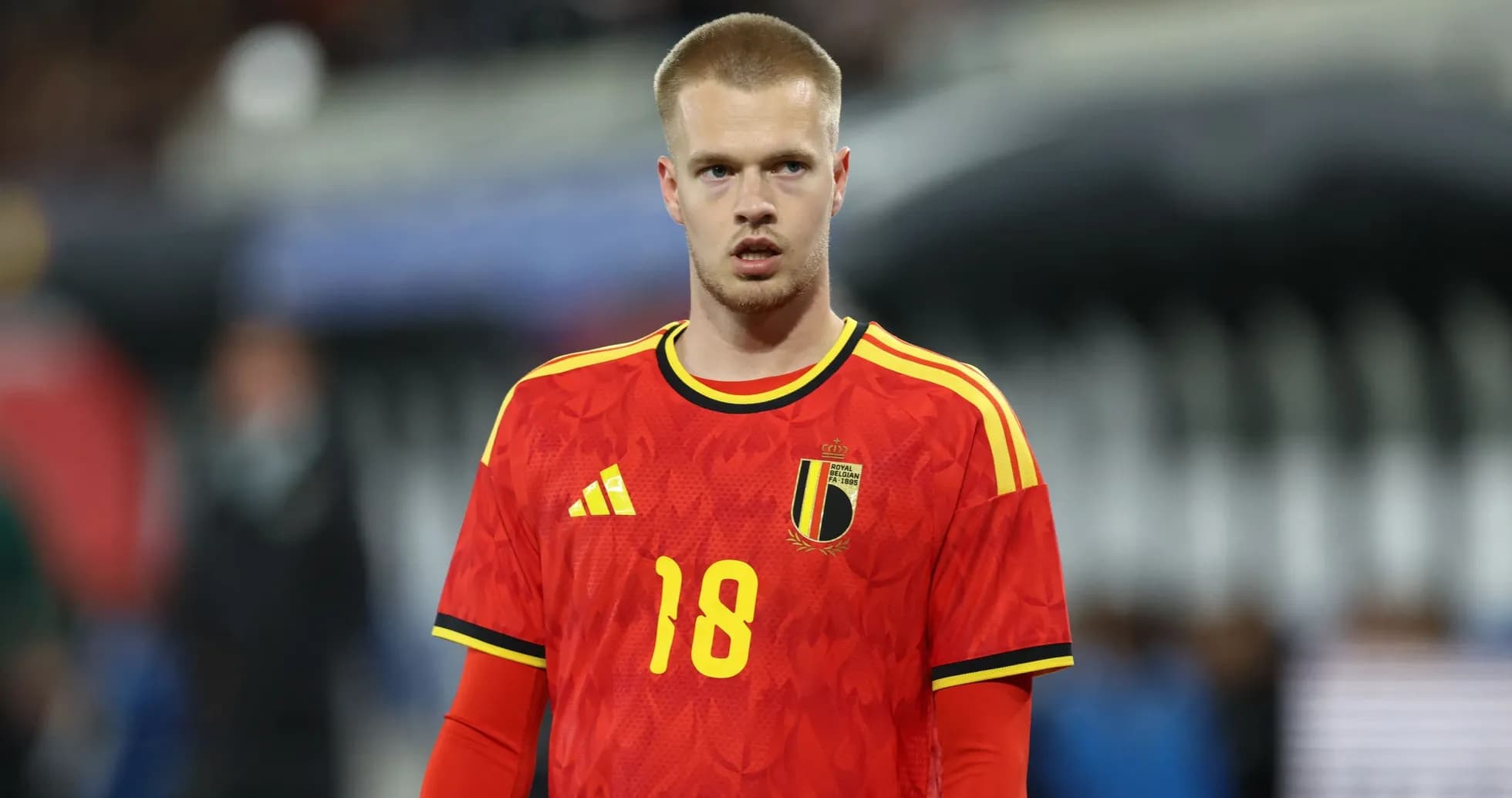 Jugador de Bélgica en uniforme rojo durante el partido