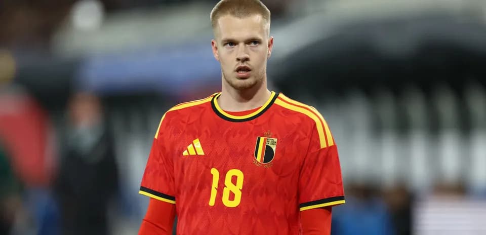 Jugador de Bélgica en uniforme rojo durante el partido