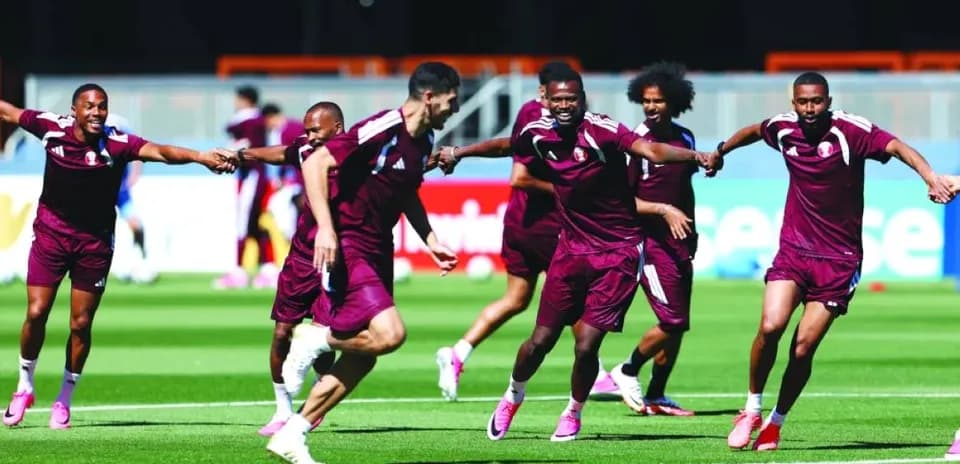 Jugadores de Qatar entrenando en el campo
