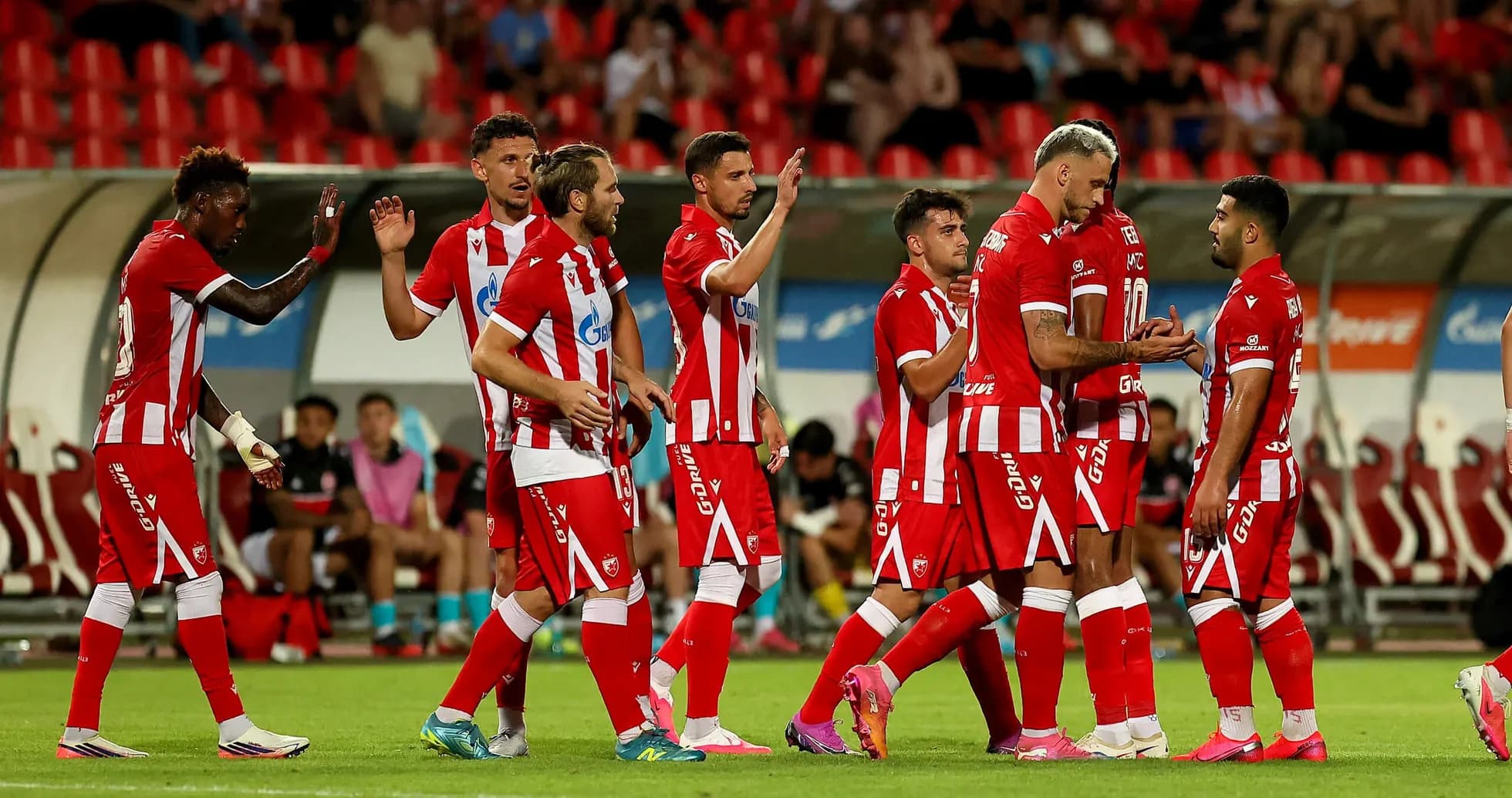 Jugadores del FK Crvena Zvezda celebrando un gol