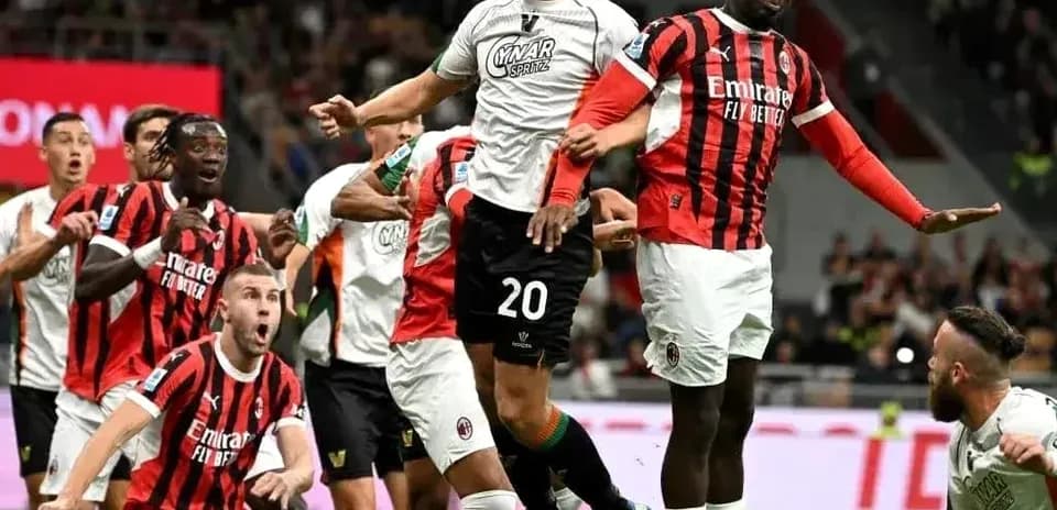 Jugadores en acción durante el partido de fútbol