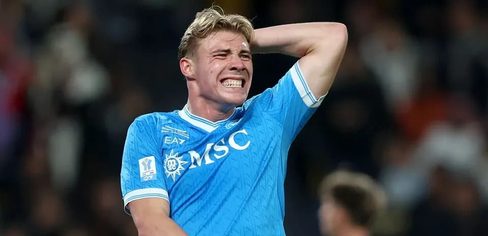 Jugador con camiseta azul mostrando frustración en el campo
