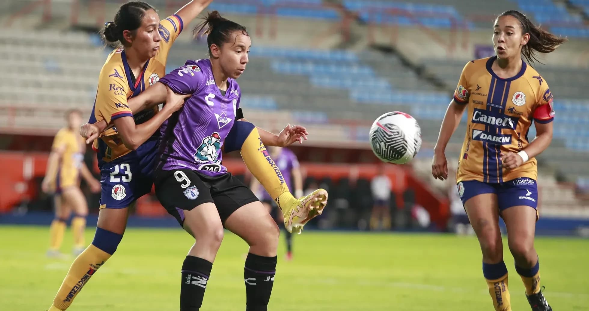 Jugadoras compiten por el balón en el partido