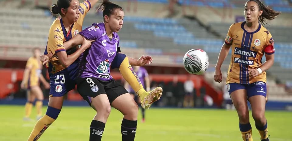 Jugadoras compiten por el balón en el partido