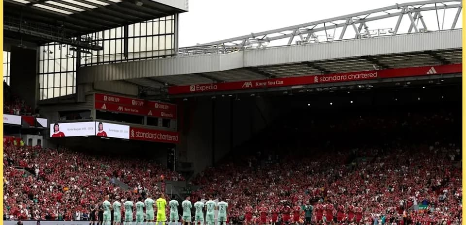 Equipos alineados en homenaje antes del partido