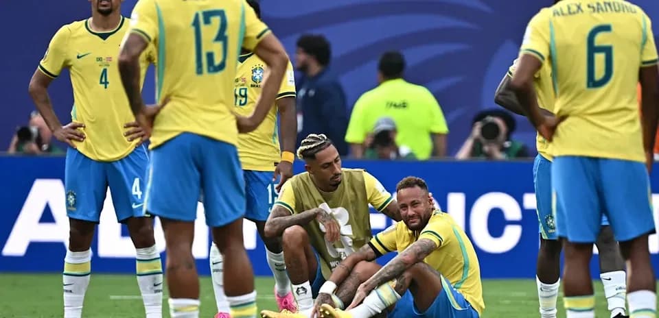 Jugadores de Brasil preocupados por Neymar en el campo
