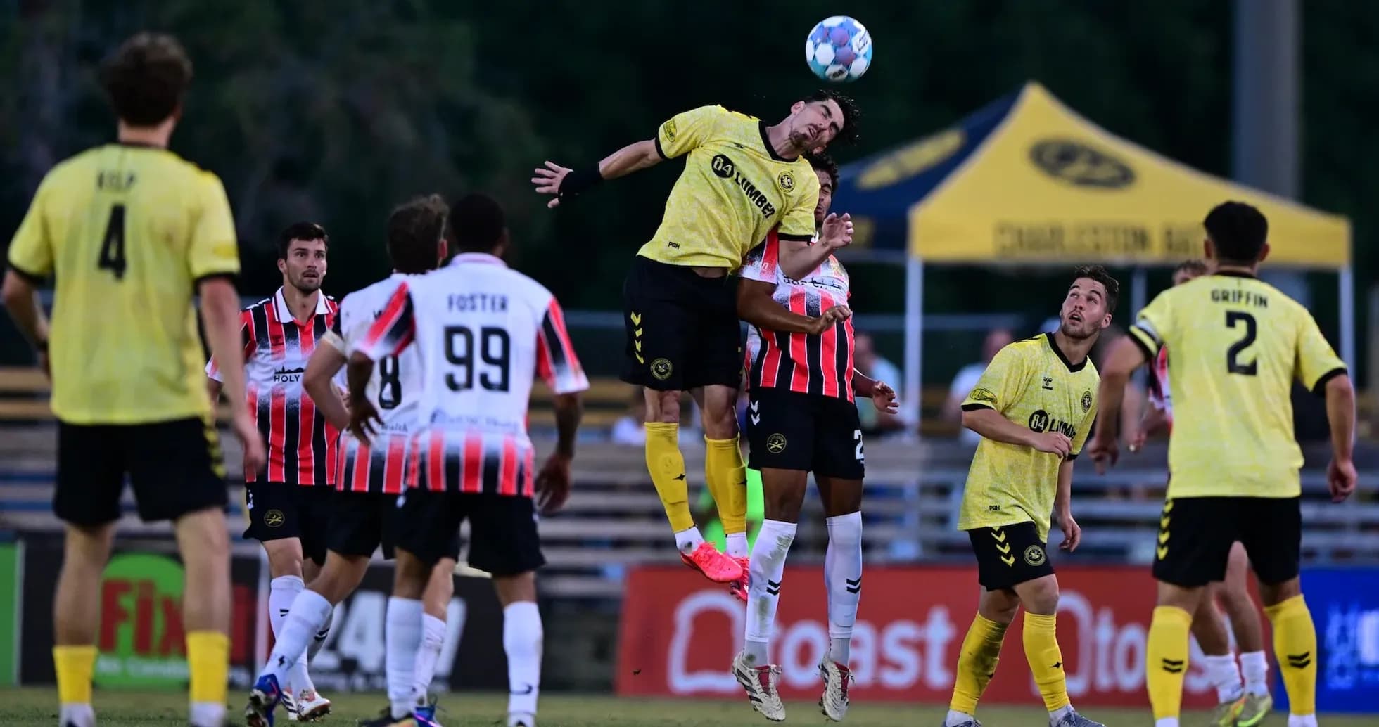 Jugador cabeceando el balón en el partido