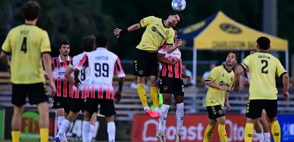 Jugador cabeceando el balón en el partido