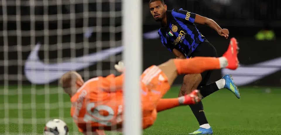 Jugador de Inter disparando a portería en partido
