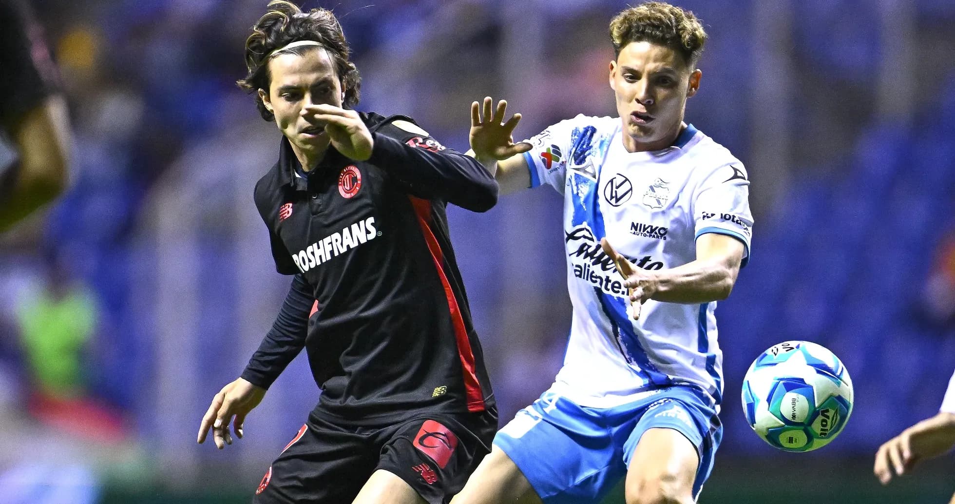 Jugadores de Puebla y Toluca en acción