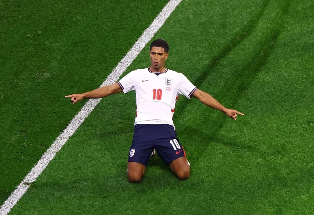 Jugador celebrando un gol en el partido