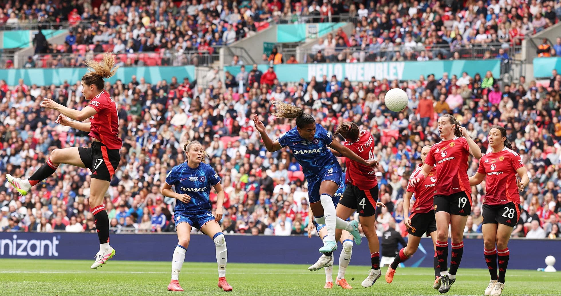 Jugadora de Chelsea cabeceando el balón en Wembley