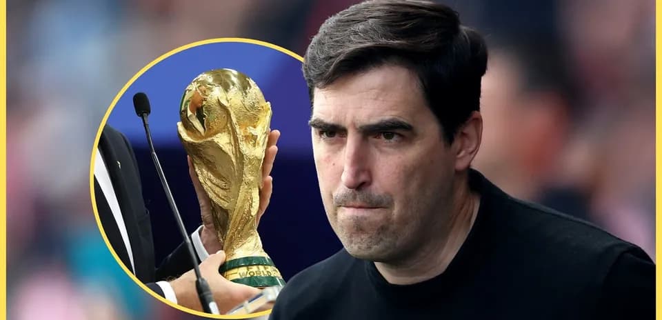 Entrenador observando la Copa del Mundo