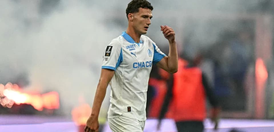 Jugador de Olympique de Marseille caminando en el campo