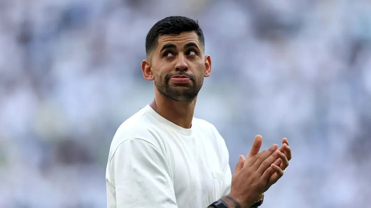 Jugador aplaudiendo en el campo antes del partido