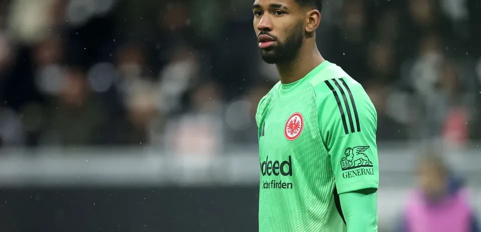 Portero de Eintracht Frankfurt en el campo