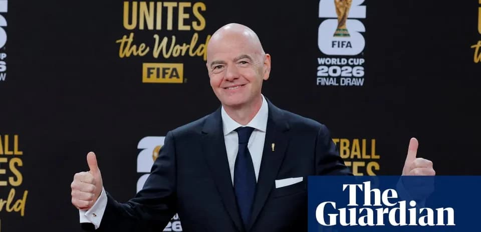 Hombre sonriente haciendo pulgar arriba en evento FIFA