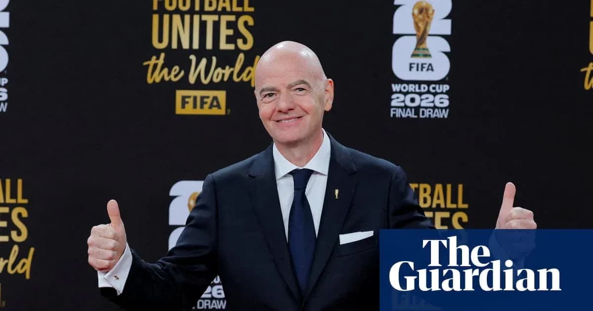 Hombre sonriente haciendo pulgar arriba en evento FIFA
