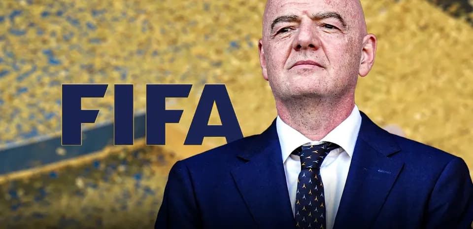Gianni Infantino frente al logo de FIFA