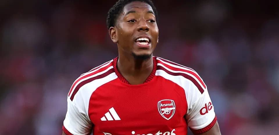 Jugador de Arsenal celebrando en el campo de juego