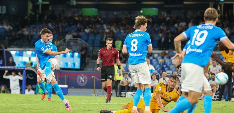 Jugador de Napoli dispara a puerta en partido
