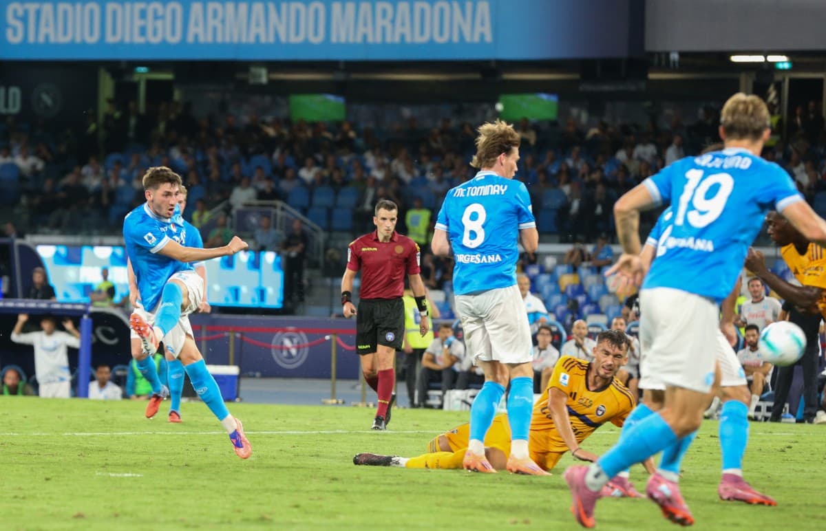 Jugador de Napoli dispara a puerta en partido