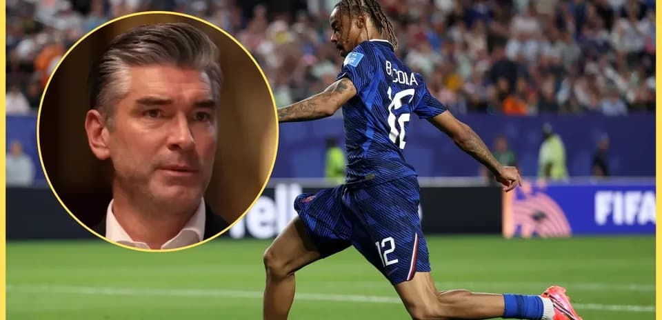 Jugador corriendo en el campo durante un partido