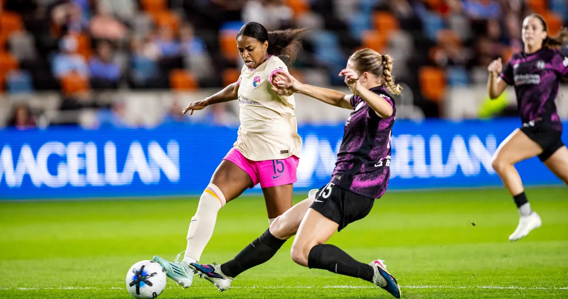 Jugadora de Houston Dash en acción contra NJ/NY Gotham FC