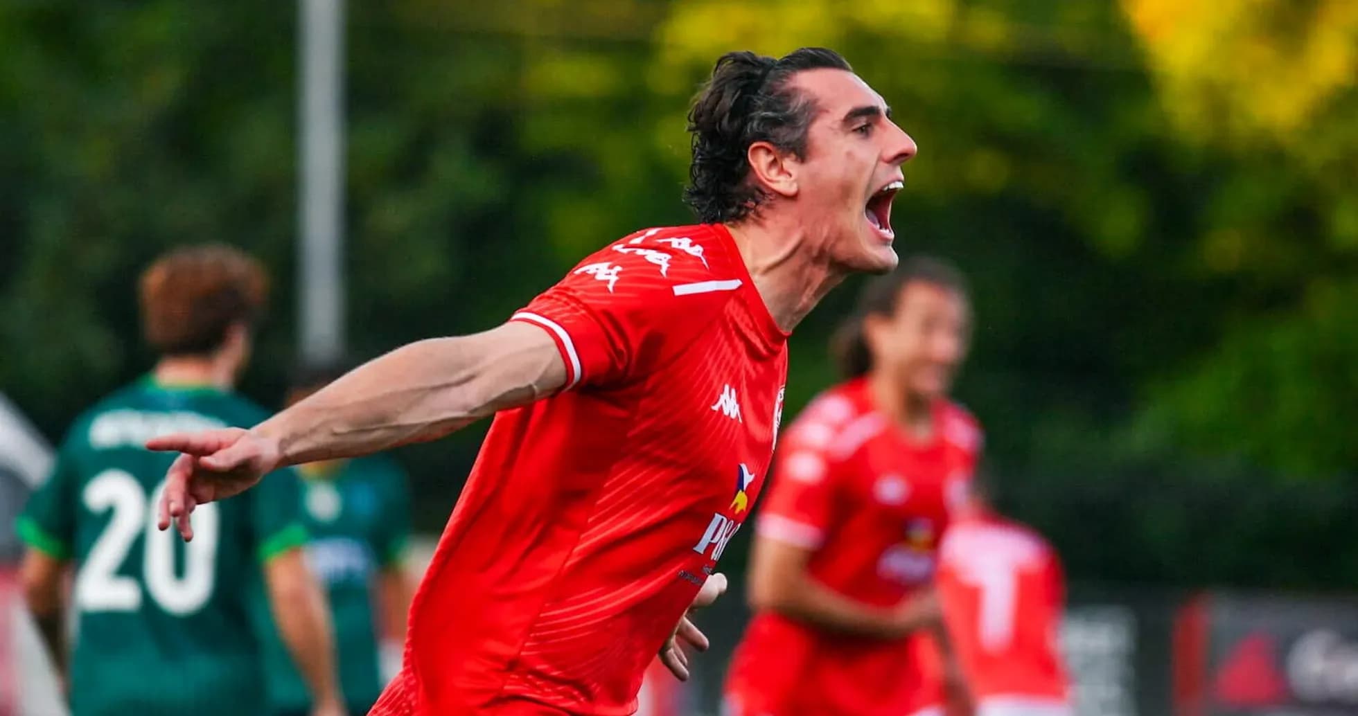 Jugador celebra un gol en partido de fútbol