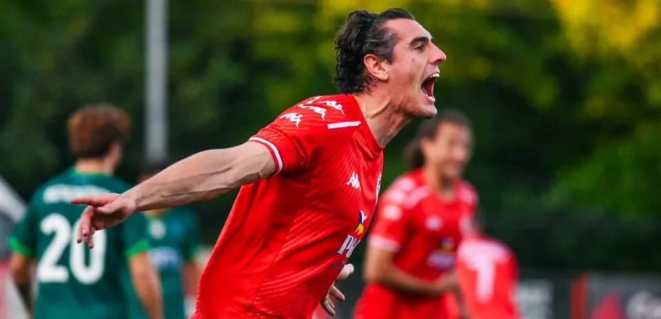 Jugador celebra un gol en partido de fútbol