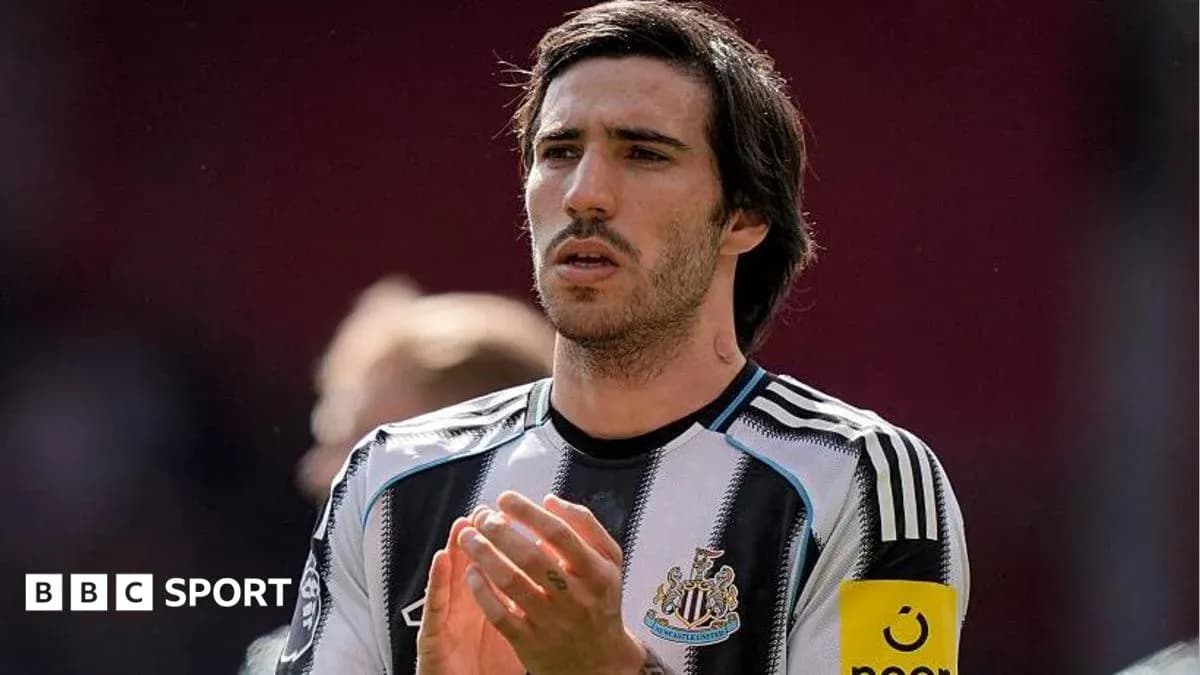 Jugador de Newcastle aplaudiendo durante el partido