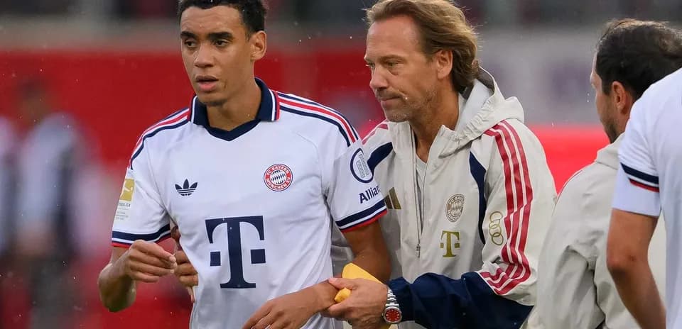 Jugador de Bayern Munich siendo atendido por personal