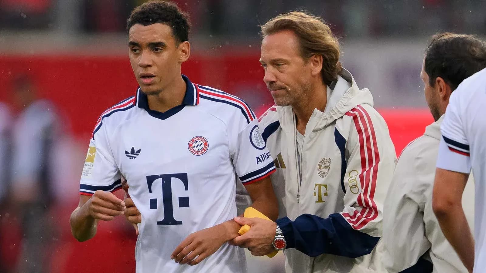 Jugador de Bayern Munich siendo atendido por personal