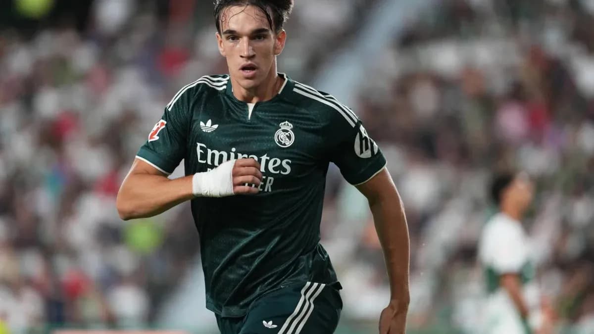 Jugador de Real Madrid corriendo en el campo