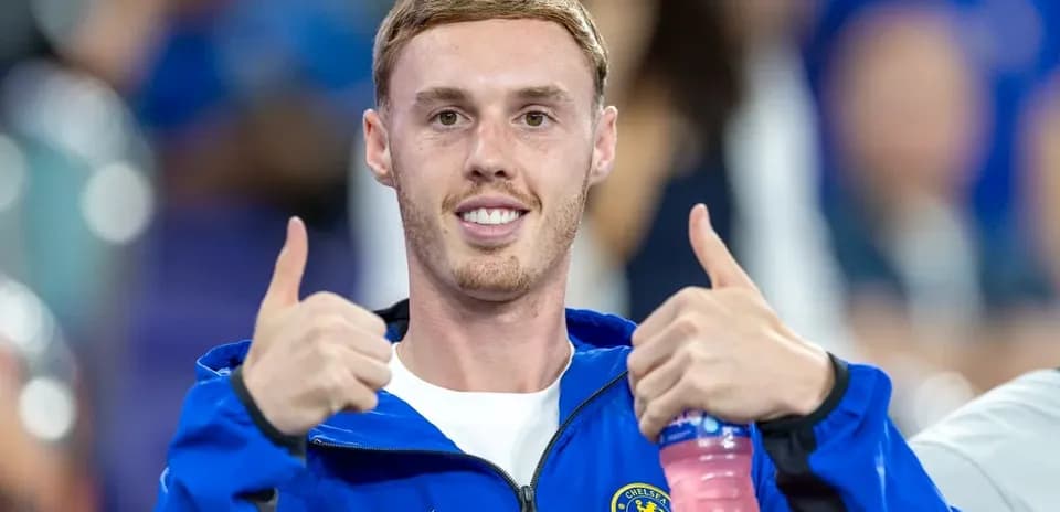 Jugador de Chelsea mostrando pulgares hacia arriba